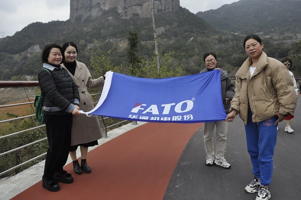 1615424746196416.jpg 四人合影(網(wǎng)站).jpg