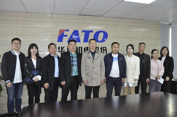 1617957667614260.jpg 合影留念(網(wǎng)站).jpg