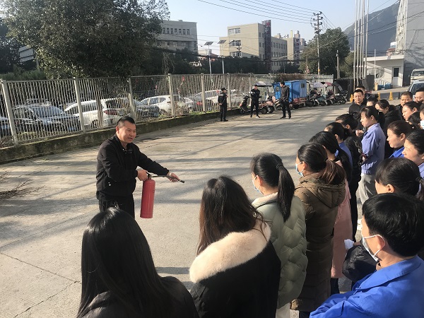 1640065353974357.jpg 講解滅火器使用(網(wǎng)站).jpg