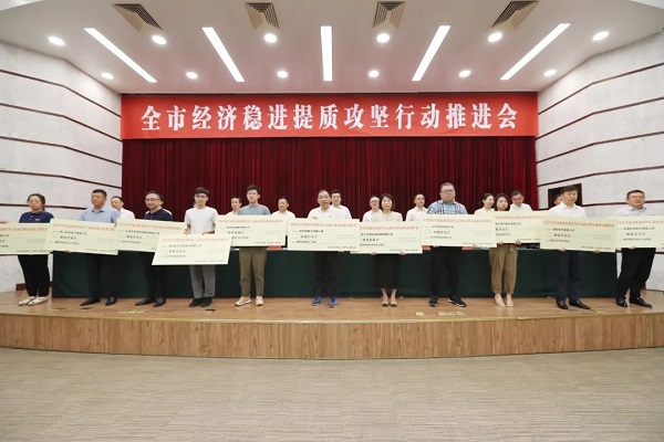 1654855154626793.jpg 會(huì)上領(lǐng)獎(jiǎng)(網(wǎng)站).jpg