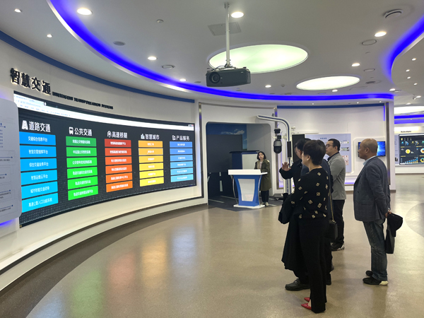 1703060002834302.jpg 陪同參觀(guān)(網(wǎng)).jpg